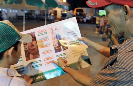Two residents talk about World Cup matches on the sidewalk. (Photo:SGGP) A staff member posts World Cup results for football fans at the Youth Cultural House. (Photo:SGGP) Football fans play World Cup related games before the start of a match at the Youth Cultural House. (Photo:SGGP) Coffee shop patrons watch a World Cup match with great enthusiasm. (Photo:SGGP) A little boy enjoys a World Cup match at a sidewalk cafe in District 3. (Photo:SGGP) Two residents talk about World Cup matches on the sidewalk. (Photo:SGGP) A staff member posts World Cup results for football fans at the Youth Cultural House. (Photo:SGGP) Football fans play World Cup related games before the start of a match at the Youth Cultural House. (Photo:SGGP) Coffee shop patrons watch a World Cup match with great enthusiasm. (Photo:SGGP) A little boy enjoys a World Cup match at a sidewalk cafe in District 3. (Photo:SGGP)
